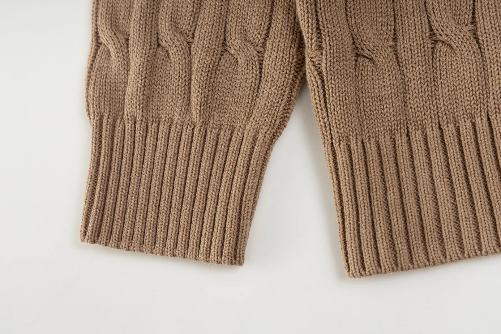 P236 #R84 RALPH LAUREN Six-color classic hooded twist pullover sweater with high-density LOGO embroidery on the chest and original custom-made tag accessories. Made of pure cotton yarn, pure cotton is skin-friendly and comfortable, small label war horse embroidered twist hooded sweater 🐎 high quality, follow the blogger to learn how to wear it! Let’s buy a Ralph Lauren cable sweater. It’s a super hard-to-find series after it became popular. It’s hard to find one on the official website. It’s simple and practical to wear, with a lazy and loose feel. The thickened fabric has more texture, feels soft and delicate, and has a loose fit. Whether worn alone or layered, you can wear different styles of fashion with just one piece!   Size: S M L